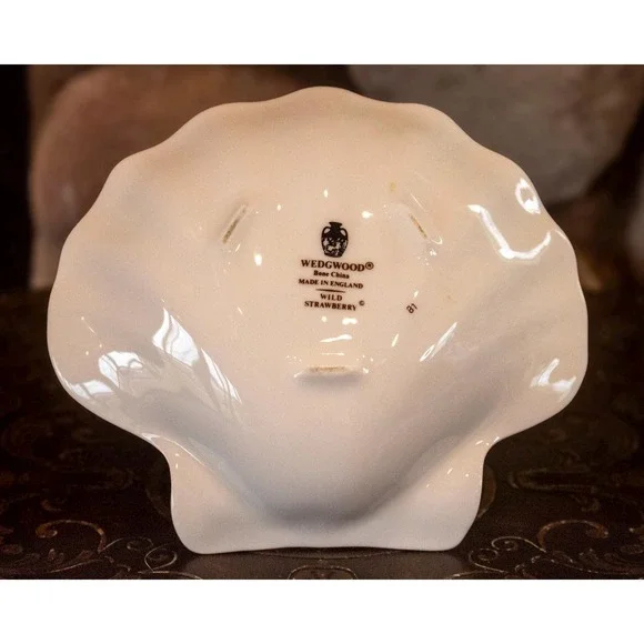 Wedgwood Wild Strawberry Shell Dish with Box | Vintage Bone China Trinket Dish - Picture 11 of 16